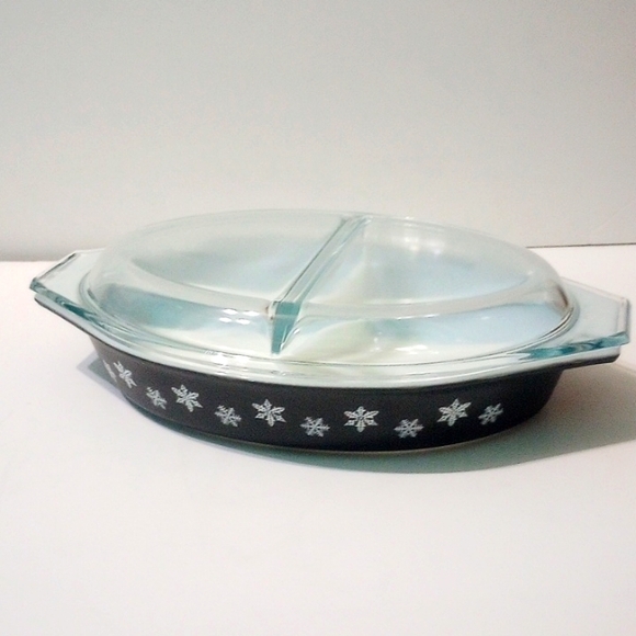 PYREX Cinderella ❄️Snowflake ❄️ Oval Divided Casserole Dish with Lid - Picture 4 of 16
